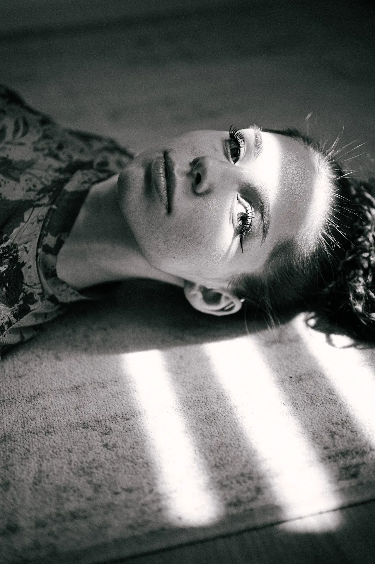 Model mit Licht und Schatten - Beispiel für dramatische Porträtfotografie
